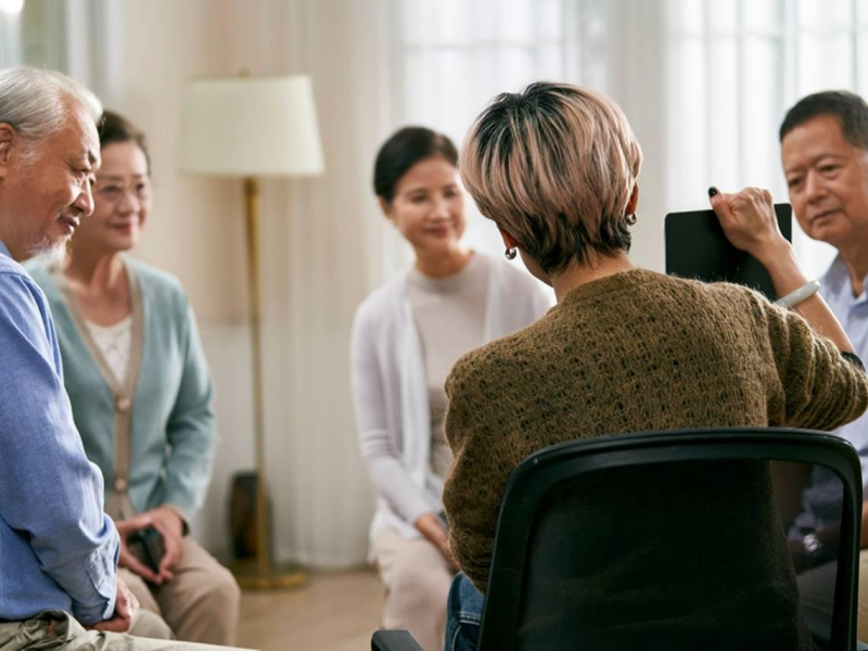 老人家排隊免費物理治療，信誓旦旦不掏錢，為何最後還是刷8萬？「不用錢的最貴」體驗活動背後陷阱