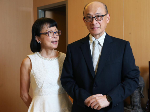 林芳郁失智，褥瘡深可見骨！林靜芸哭著清傷口「哀鳴如利刃刺入我心臟」：人生最艱難的手術