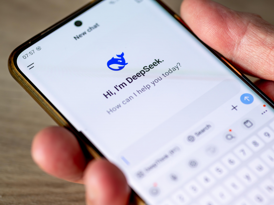 DeepSeek爆暗助解放軍「繞道買輝達晶片」、與北京監控機構共享用戶資訊！規避美國禁令手法曝光