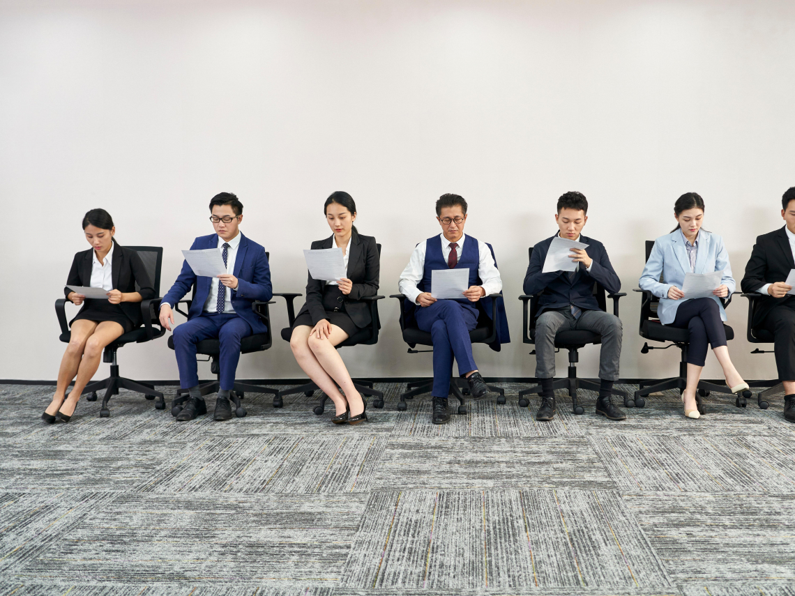 擁頂大雙學位遭嗆「新鮮人敢開38K」、中字輩理工碩士待業3個月！頂大起薪該多少？只能低頭領低薪？