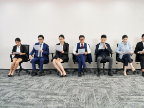 擁頂大雙學位遭嗆「新鮮人敢開38K」、中字輩理工碩士待業3個月！頂大起薪該多少？只能低頭領低薪？