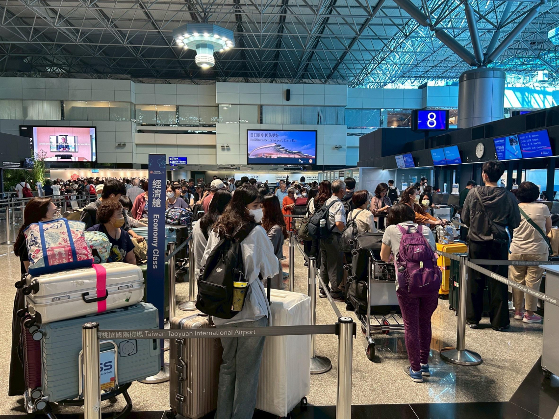 暑假出國人潮破表，桃機籲提早3小時到機場！行李託運規定、行動電源上飛機怎麼帶？一次看懂