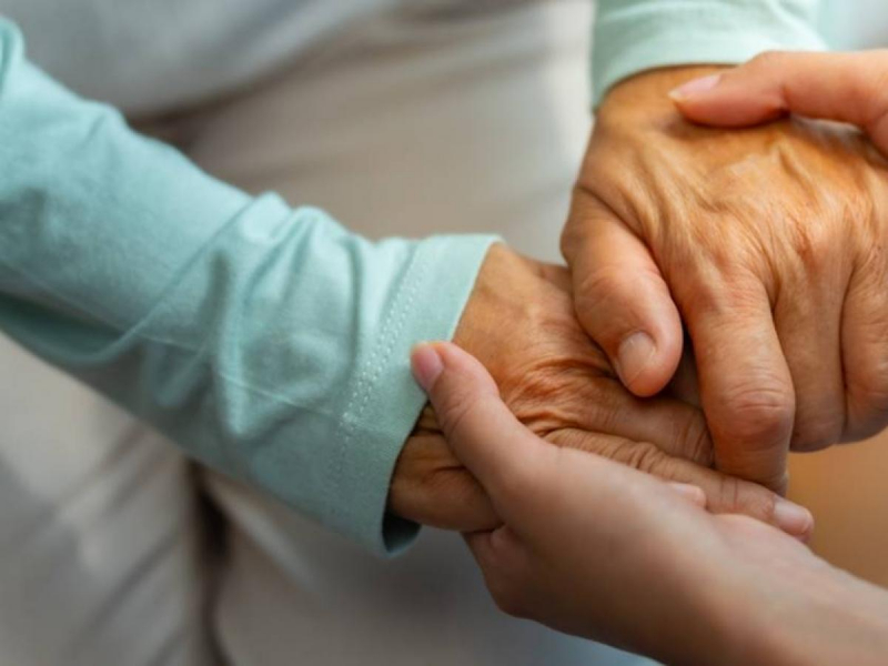 說好不急救，為何仍插滿管子？醫師看家屬在愛與放手之間的拔河：臨終該學會好好告別，而不是搶救