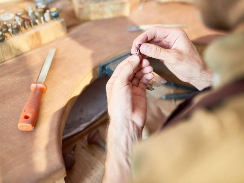 「我受夠了空錢包！」窮小子靠這股狠勁反轉人生，從刻字師傅逆襲成首富，揭無比受用的致富7秘訣