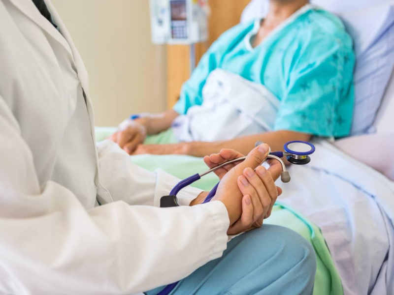 失智母長期住院，兒子不繳醫藥費、還花她退休金...醫師目睹無數「年金寄生蟲」：媽媽過世連露面都沒有