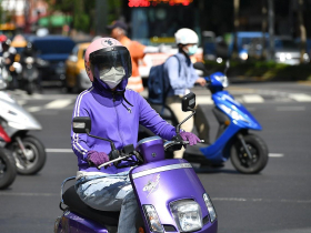 大熱天騎機車30分鐘,她熱到「橫紋肌溶解」!身體發熱、手腳麻、尿變「這色」是警訊:嚴重需洗腎