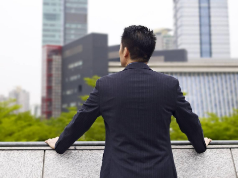 曾負債700萬「連喝咖啡都奢侈」...他47歲打造億級事業，為何堅持開破舊休旅車：不要花錢買煩惱