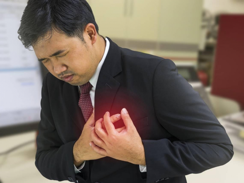 銀行員賣咖啡致富，卻胖到心臟病發...他清空冰箱、拒吃「死的食物」從80公斤瘦回62公斤，10年沒生病