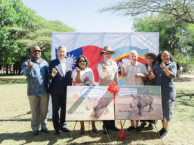 台史合作／林佳龍出訪史瓦帝尼推動物保育！命名小犀牛「福爾摩莎」，再簽醫療、5G基礎建設備忘錄