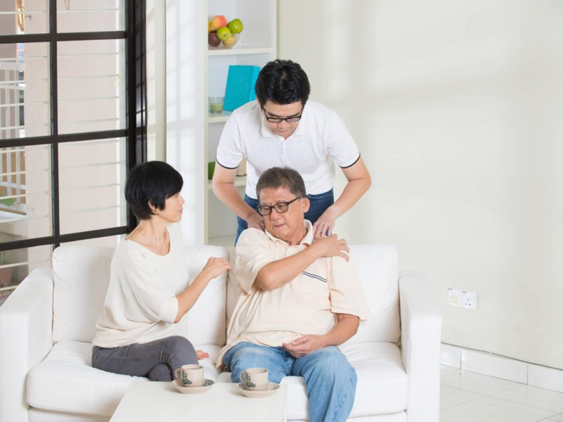 勸爸戒菸酒檳榔反被罵「吵什麼？」2天後竟罹喉癌二期，媽媽也累倒...25歲藥師兒如何逆轉全家長照命運