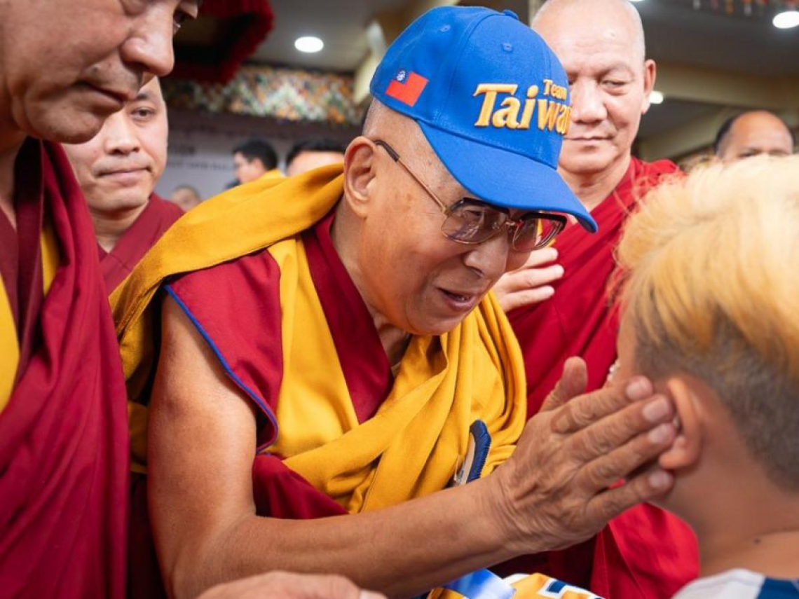 影／達賴喇嘛90大壽，戴「Team Taiwan」棒球帽，看三太子表演…網友驚喜：讓世界看見台灣