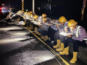 「再累也是拚了！」搶復電沒日沒夜  台電維修員路邊摸黑嗑便當 感動數萬人加油按讚