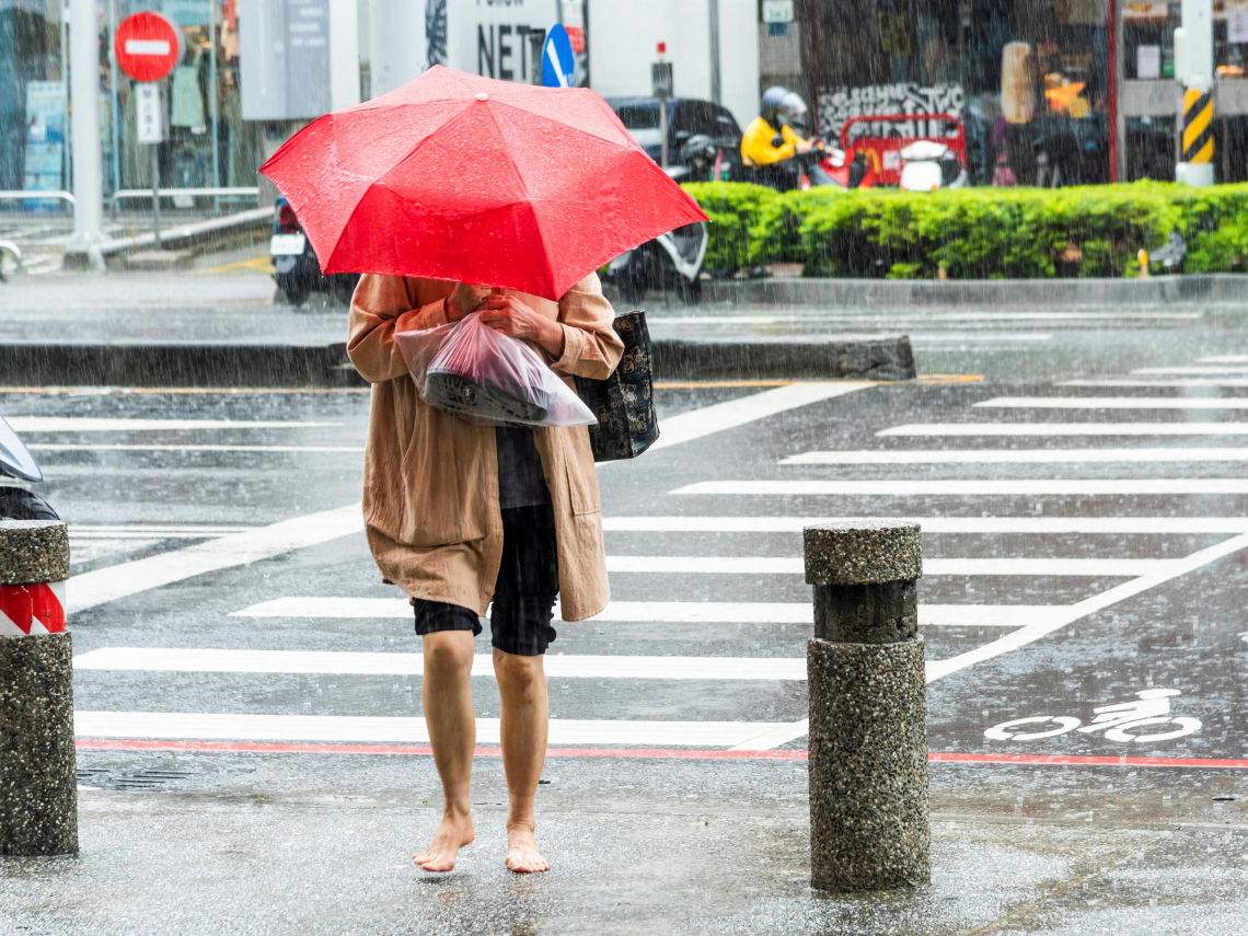 天氣／11縣市豪大雨特報！雨彈狂炸這兩區「紅到發紫」，何時會放晴？還有颱風生成？專家這樣說