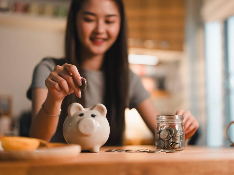 50歲才開始存退休金，來得及嗎？她靠投資財富自由，曝3招存千萬，改變這些「生活小習慣」越存越多