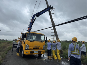 丹娜絲颱風造成全台累計停電百萬戶、2500支倒斷電桿 ... 台電：傾全力搶修，拚7/11修復主幹線