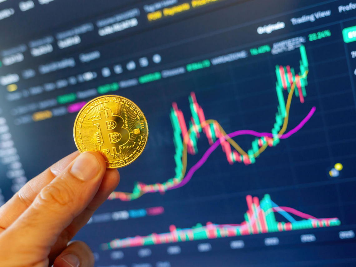 比特幣瘋漲再創新高！狗狗幣、以太幣…跟風喊漲、企業掀收購潮，為何投資人急湧入風險資產？