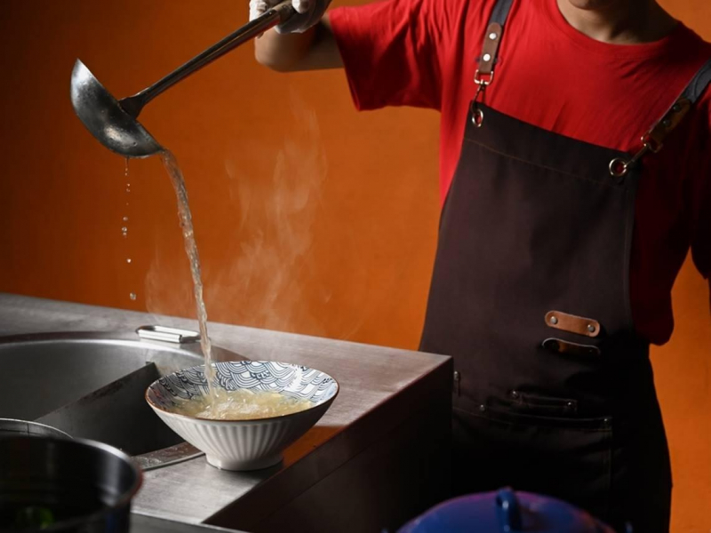 米粉湯第三代借300萬創業，慘賠半年心想「完蛋了！」他如何把傳統小吃變「打卡神物」，營收翻倍衝到2億