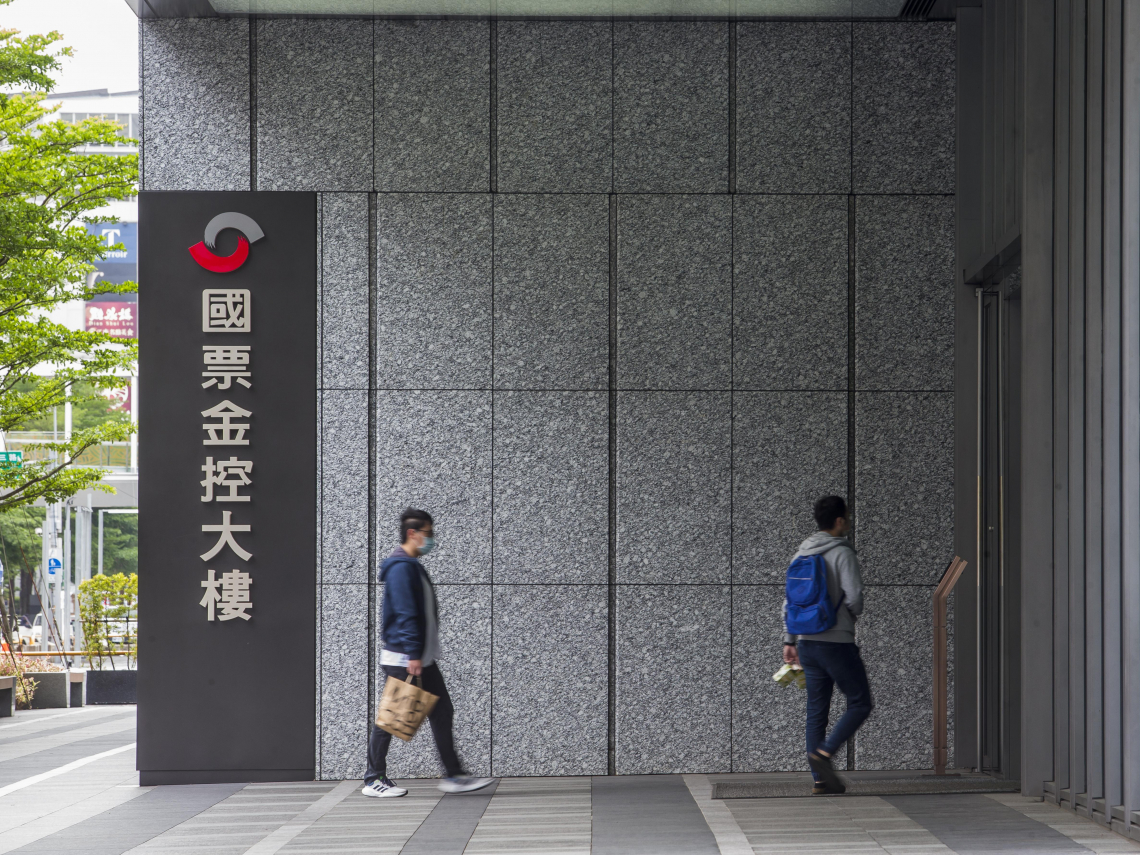 國票金發六大聲明，駁大股東之間恐爆發以增資爭取控制權傳聞，澄清子公司樂天銀行虧損近30億元，因此需二次增資