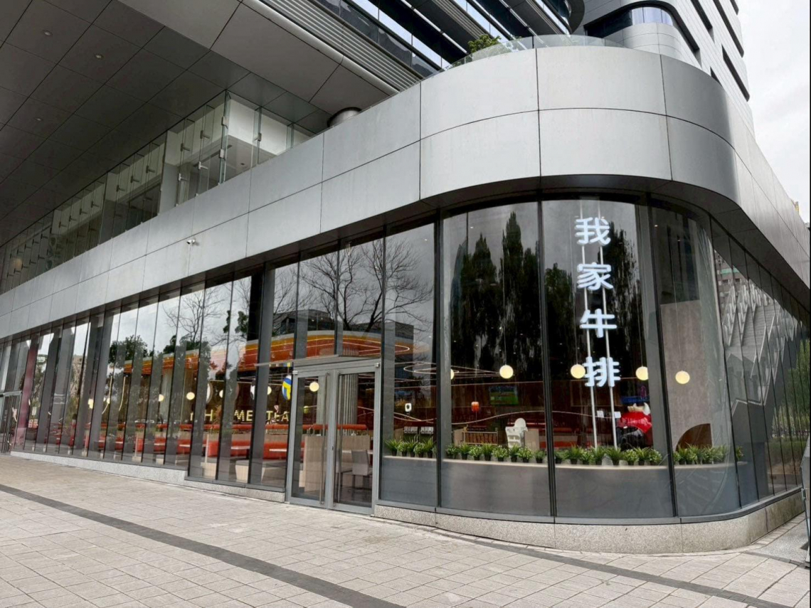 板橋牛排Buffet大戰！貴族世家PK我家牛排，吃牛排還是瘋CP值？為何都選在這裡開旗艦店？