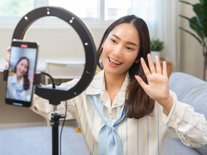 她高中畢業靠直播年收300萬、還買愛馬仕包的致富心法！做IG、抖音，為何學歷愈低愈容易賺到錢？