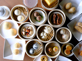 台東吃得到頤宮！招牌甜品、點心進駐「機關車庫」… 雲品國際活化百年空間，千元櫻桃鴨7/20上菜