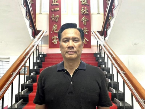 「他就像我們的爸爸！」暖警所長40年捐1400萬，曾為1句承諾照顧4孤兒長大：退休後繼續傳愛