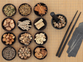 配合西醫學理  針灸強骨密、藥膳補骨質 針藥並用  預防骨質疏鬆新攻略