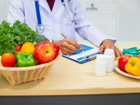 吃對食物真能逆轉老化！醫學博士揭「低速衰老飲食法」，這幾樣食物趁年輕開始吃，大腦老化速度減緩75%