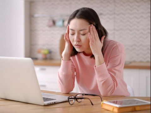 日盯螢幕8小時，當心「科技眼」上身！眼睛酸澀該「熱敷或冰敷」？重配眼鏡就夠嗎？4步驟解疲勞