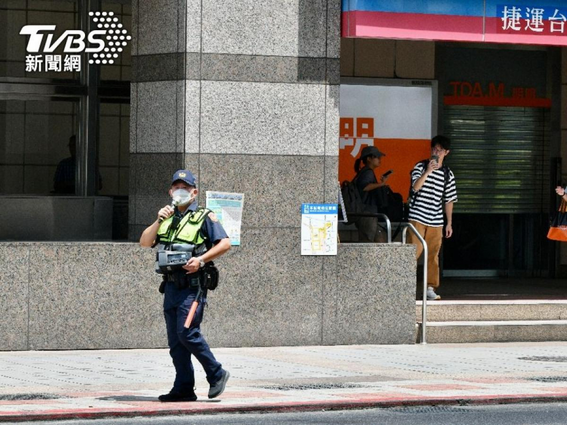 防空演習還在外面逛大街！他不聽勸告被警方帶回偵辦、她倆高架橋上自拍，過程全都錄…會被罰多少？