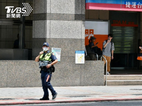 防空演習還在外面逛大街！他不聽勸告被警方帶回偵辦、她倆高架橋上自拍，過程全都錄…會被罰多少？