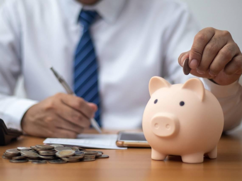  金庸48歲壯年封筆、鄧麗君34歲半隱退的理財啟示！努力工作無法提早退休，普通人2招解鎖「睡覺也賺錢」