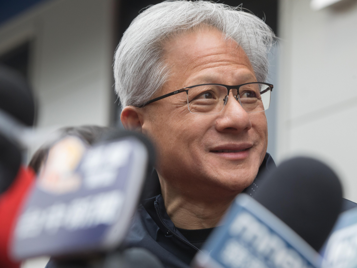 有影／脫掉皮衣換唐裝！黃仁勳北京秀「中文演講」1分鐘，除了輝達H20晶片恢復出貨…他還說了什麼？