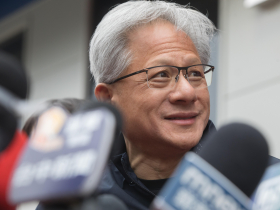 有影／脫掉皮衣換唐裝！黃仁勳北京秀「中文演講」1分鐘，除了輝達H20晶片恢復出貨…他還說了什麼？