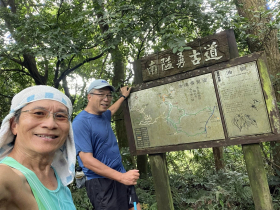 走訪賽夏族先人狩獵小徑，謝金河攀樟之細路「鳴鳳古道」，幽靜優美享受群山環抱的愜意！