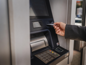 4家銀行400萬存戶注意！ATM領錢新制明天將上路，調整提款限額：這間從12萬變1萬
