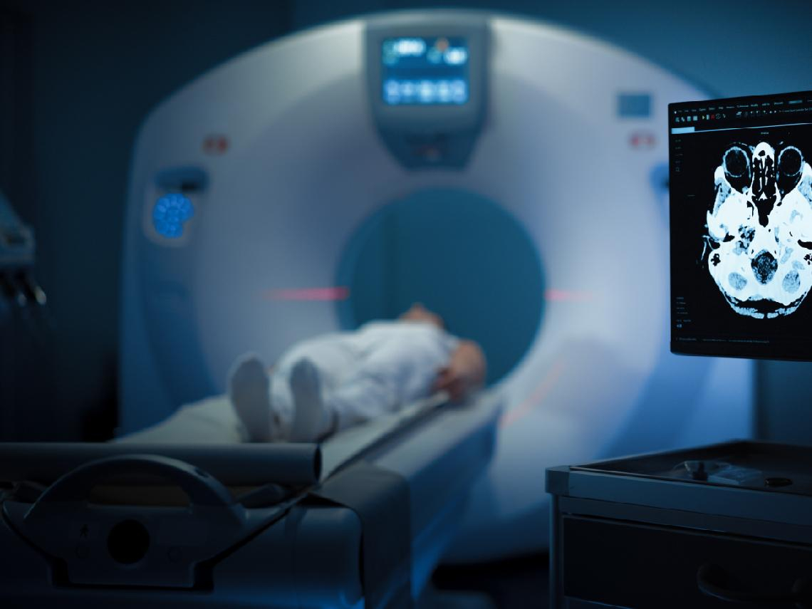 61歲阿伯戴金屬項鍊，被吸入MRI機器慘死！檢查結束也有強大磁力？一條項鍊有這麼可怕？進檢查室要注意的事