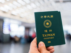 2025全球最強護照／新加坡穩坐冠軍！台灣「139國免簽」排名在哪？美國快跌出前十強…一文看排名
