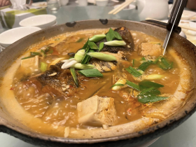 44年老同學齊聚賀他當董座！炒蝦仁、獅子頭、砂鍋魚頭…謝金河：這家巷內盆頭菜，連菜飯都夠力道