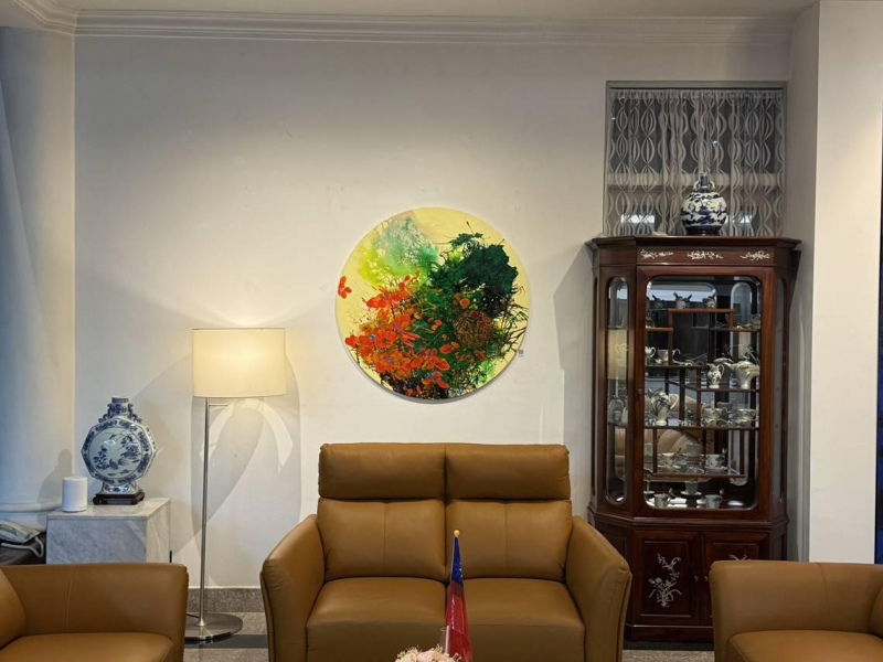 台灣藝術家陳玉庭畫作佈置官邸，促進台灣、新加坡文化交流，駐星代表童振源：台星交流的繽紛篇章