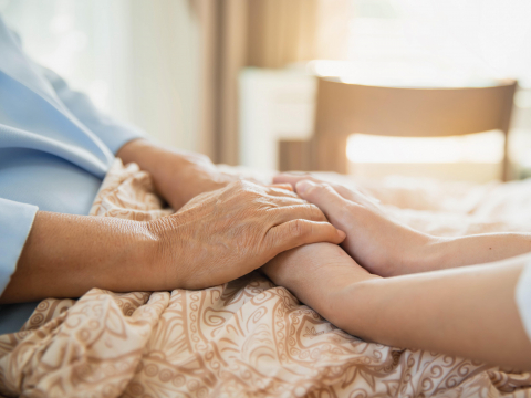 97歲爺盼夢中安逝，卻遭插管、電擊拉回人間…一坪半打造居家安寧空間：人生最後一哩路，求的是尊嚴與平靜