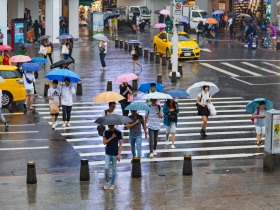 下班注意！新北等17縣市豪大雨特報，中南部入夜雨更猛，3縣市部分停班停課！致災雨勢到何時