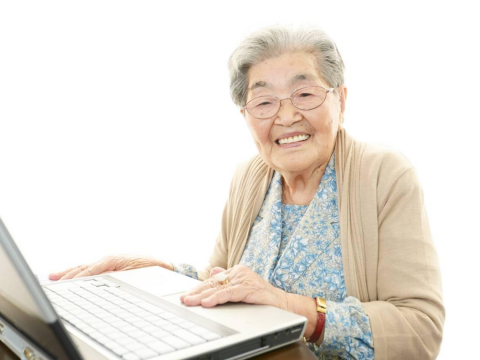 102歲婆婆還在上班！39歲才入行變銷售冠軍，靠「愛聊天」攬客61年、收入是公務員老公3倍的秘密