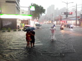 天氣／大豪雨還不會停！劇烈降雨高風險期到「此時」…接下來有颱風生成？雨傘要帶到何時