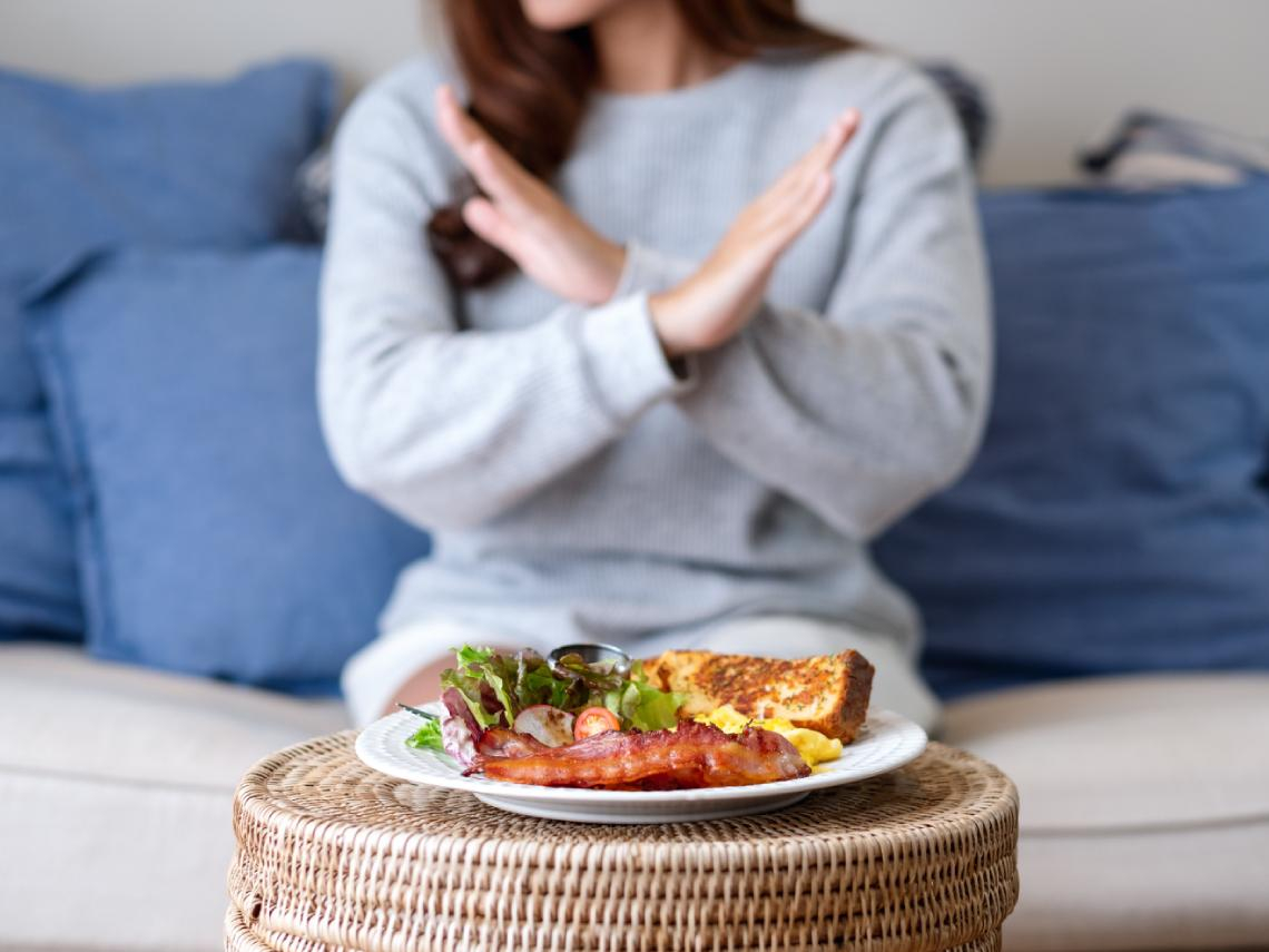 她「168斷食」清腸燃脂，為何反而養出2.3公分膽結石？養膽三守則：超過●點吃早餐，膽結石機率暴增49%