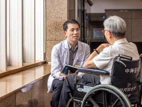 無家關懷》蔡宗達拋開偏見走入街頭  義診修補照護缺口　在城市暗角串聯街友就醫體系