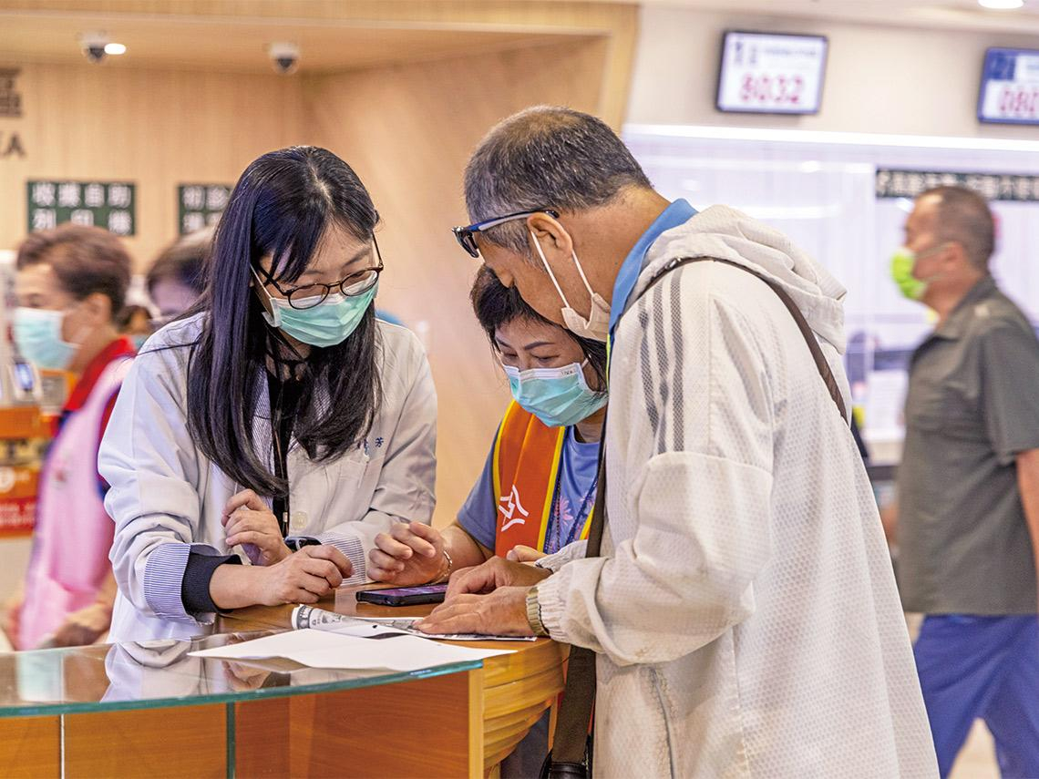 人力困境 從臨床關懷到美食街客訴  都歸他們管 兩方向減輕醫務社工肩上大石