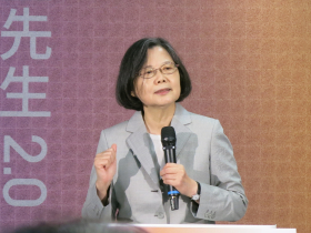 「每個時代台灣人都有自己的挑戰」！蔡英文大罷免後現身：台灣民主從來都不是一帆風順，挫折失望再往前