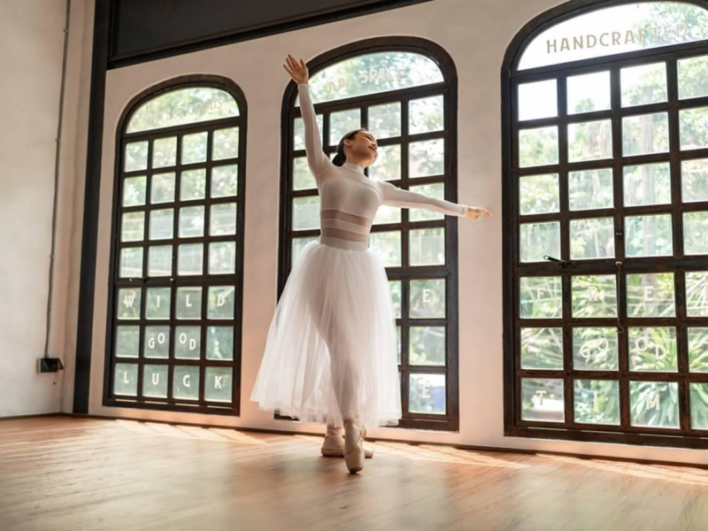 電視台女高層被資遣告白：升主管那天，就預感「撐不到退休」...55歲學芭蕾才領悟，人生蹲越低、跳得越高