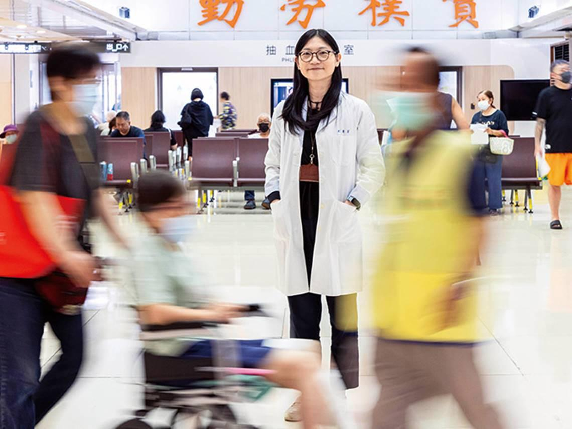 醫務社工系列3—相伴到生命盡頭的送行者，她陪伴患者與家屬面對焦慮與惶恐，讓自己就像老朋友般存在